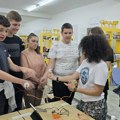 Američka ambasada donirala Prvoj gimnaziji opremu “URADI SAM” za interaktivne i praktične eksperimente iz neuronauka i…