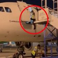Uznemirujuće: Jeziv pad radnika avio-kompanije zabeležila kamera, svemu prethodila bizarna greška njegovih kolega (video)