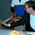 "Čika Aleksandre, napravi mi put pa da se ženim" Vučić razgovarao sa meštanima Gornje Male, fotografijom oduševio sve…