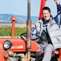 Neverovatno otkriće u selu Rivica! Goran orao njivu, pa pronašao važnu stvar iz 1965: "Obradovao sam se"
