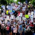 (Foto): Protesti protiv Trampa: Hiljade ljudi okupilo se širom Amerike