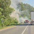 Gori automobil nasred puta: Saobraćajni incident u Prislonici kod Čačka (video)