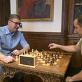 Vučić tokom protesta igra šah: „Trenuci relaksacije“