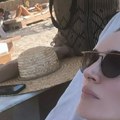 Crna čipka ispod mantila: Jelena Gavrilović bez trunke šminke sa razbarušenom kosom: Niste je dosad videli u ovakvom izdanju…