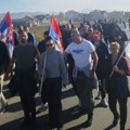 Srbi sa KiM koji idu ka Novom Sadu nastavili jutros put iz Kraljeva, priključili im se meštani okolnih mesta (foto)