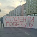 Studenti okačili transparent na most u Novom Sadu, došla policija