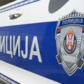 (Фото) Аутомобил пробио ограду и завршио у супротној траци: Тешка саобраћајка код Велике Плане