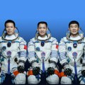 Kineski astronauti oborili rekord! Najduža pojedinačna orbitalna misija ikada, posada misije Šendžou-21 sletela na Zemlju…