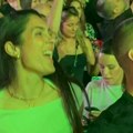 Milica Mandić sa mužem uživa u hitovima devedestih, opustili se kao nikad: Evo koga smo još zatekli u publici