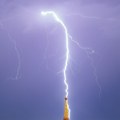 (Foto) Grom udario direktno u Ajfelov toranj! Trenutak zabeležen na neverovatnim fotografijama: Nevreme pokosilo i Pariz…