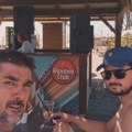 (Foto) uživanje na Jadranu, dok sunce prži oni pobegli u hlad: Vojin Ćetković sa kolegom na crnogorskom primorju, pokazao kako…