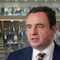 (Video) Totalni haos u Prištini, Kurtija gađali jajima! Prekinuta sednica parlamenta, poslanici ustali da ga brane