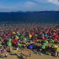 Ovo je najposećenija plaža na svetu: 200.000 ljudi spakovano kao sardine na prostoru od samo 1,8 kilometara (foto, video)