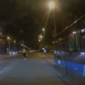 Devojčice na trotinetu izletele direktno pred autobus! Jeziva scena snimljena na Novom Beogradu: Prošle kroz crveno, vozač…