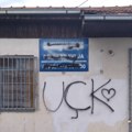 Grafiti sa pretećim porukama na ambulanti u selu Suvi Do