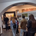 Odraz arhitekture u vinskoj tradiciji: Otvorena izložba studentskih radova u Aleksandrovcu (foto)