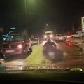 Ženu udario auto u Prijepolju Teška saobraćajka u mestu Velika Župa, na lice mesta odmah stigla Hitna pomoć (foto)