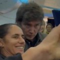 Gde je on, tu je šou: Prvi čovek Argentine putovao u Davos komercijalnim avionom, putnici čekali u redu da naprave selfi sa…