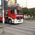 Požar na Zvezdari: Dim kulja iz suterena, više vatrogasnih vozila na terenu (video)