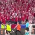 Srbin pokušao da utrči na teren sa zastavom: Redari ga skoro minut juri po terenu, zbog zastave „Nema predaje“! (video)