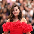 Kako Selena Gomez stilizuje crni blejzer za letnji stajling?