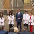 Vučić uručio ugovore najboljim diplomcima medicinskih fakulteta i srednjih škola