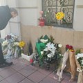 Beograđani pale sveće za tragično nastradale u Kočanima Cveće ispred ambasade nakon nezapamćene tragedije (foto, video)