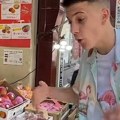 "Plače mi novčanik!" Srpski jutjuber 12 jagoda platio preko 5.000 dinara, a kad ih je probao ostao zatečen