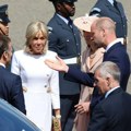 Нова драма у режији Емануела и Брижит Макрон! Скандал првог пара Француске, камере све снимиле! Пружио јој је руку, а онда…