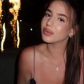 Slikala dubok dekolte: U wc-u Ćerka Zdravka Čolića ne odustaje od vrelih kombinacija - poručili joj: "sve gori" (foto)