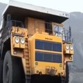 (Video) Planina na četiri točka! Najveći kamion na svetu troši 1.300 litara na 100 km i nosi 450 tona, evo u kojoj slovenskoj…