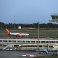Žestok sudar 2 aviona na aerodromu: Dramatične snimke iz Mančestera, putnici uznemireni (Foto, Video)