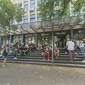 (FOTO) U toku saslušanja trojice privedenih u Novom Sadu, skup ispred suda