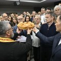 „Gde ću sad, moja ružo“: Naprednjački dernek za svetu Petku, slavili Brnabić, Goca Uzelac, Vučićević pevao četničke pesme…