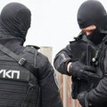 (Video) Specijalci razvalili vrata i stavili mu lisice na ruke: Pogledajte kako je uhapšen tinejdžer piroman sa Vračara…