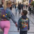 Milica Dabović šeta Knez Mihajlovom u preuskim roze helankama, drži sina Stefana za ruku i ne krije koliko je srećna: Privukla…