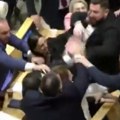 Opšta tuča u Parlamentu Gruzije: Potukli se poslanici vlasti i opozicije, u obračunu učestvovale i žene (video)