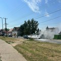 Zapalio se automobil u vožnji u Mačvanskoj Mitrovici: Građani odmah pritekli u pomoć, nema povređenih