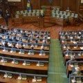 Prekid sednice Skupštine Kosova zbog incidenta: Kurti ponovo tražio dodatno vreme, poslanica Alijanse ga gađala jajima