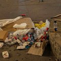 FOTO: Smeće na Trgu slobode nakon mitinga SNS-a u Novom Sadu, građani odlazili i pre Vučićevog govora