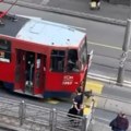 Zbog vozačice tramvaja ponovo haos na mrežama: Na ono što joj je jedan deka uradio kad mu je prišla niko ne bi ostao imun!