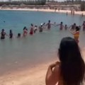 Srbi doveli atmosferu do usijanja na plaži u Hurgadi! Zajedno u vodi do struka opleli užičko kolo, mreže gore (video)