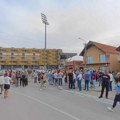 Botovska svita i opozicija zajedno dočekuju Vučića ispred stadiona, zbog njegovog dolaska kilometarske kolone na ulazu u…