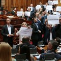 Prekinuta sednica skupštine: Opozicija blokirala rad parlamenta, nadvikivanje i zvižduci trajali skoro dva sata, ministri…