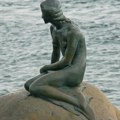 Ogorčenje u Kopenhagenu Amerikanka se popela na statuu Male sirene i uradila nešto bizarno