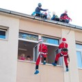 GSS i speleolozi Valjeva priredili akciju “Deda Mraz sa krova” za hospitalizovanu decu
