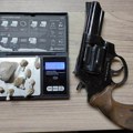U pretresu u Sremskoj Mitrovici nađeni revolver i heroin