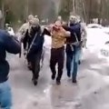 Isplivavaju novi snimci hapšenja teroriste: Vojnici izvode iz šume osumnjičenog za masakr u Moskvi, lice mu se ne vidi od…