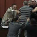Skandalozna tuča u kuli: Bruka na sednici, odbornik napao predsednika Skupštine (video)