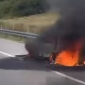 Gori automobil kod Malog Požarevca: Buktinja potpuno progutala vozilo, diže se gust dim (foto)